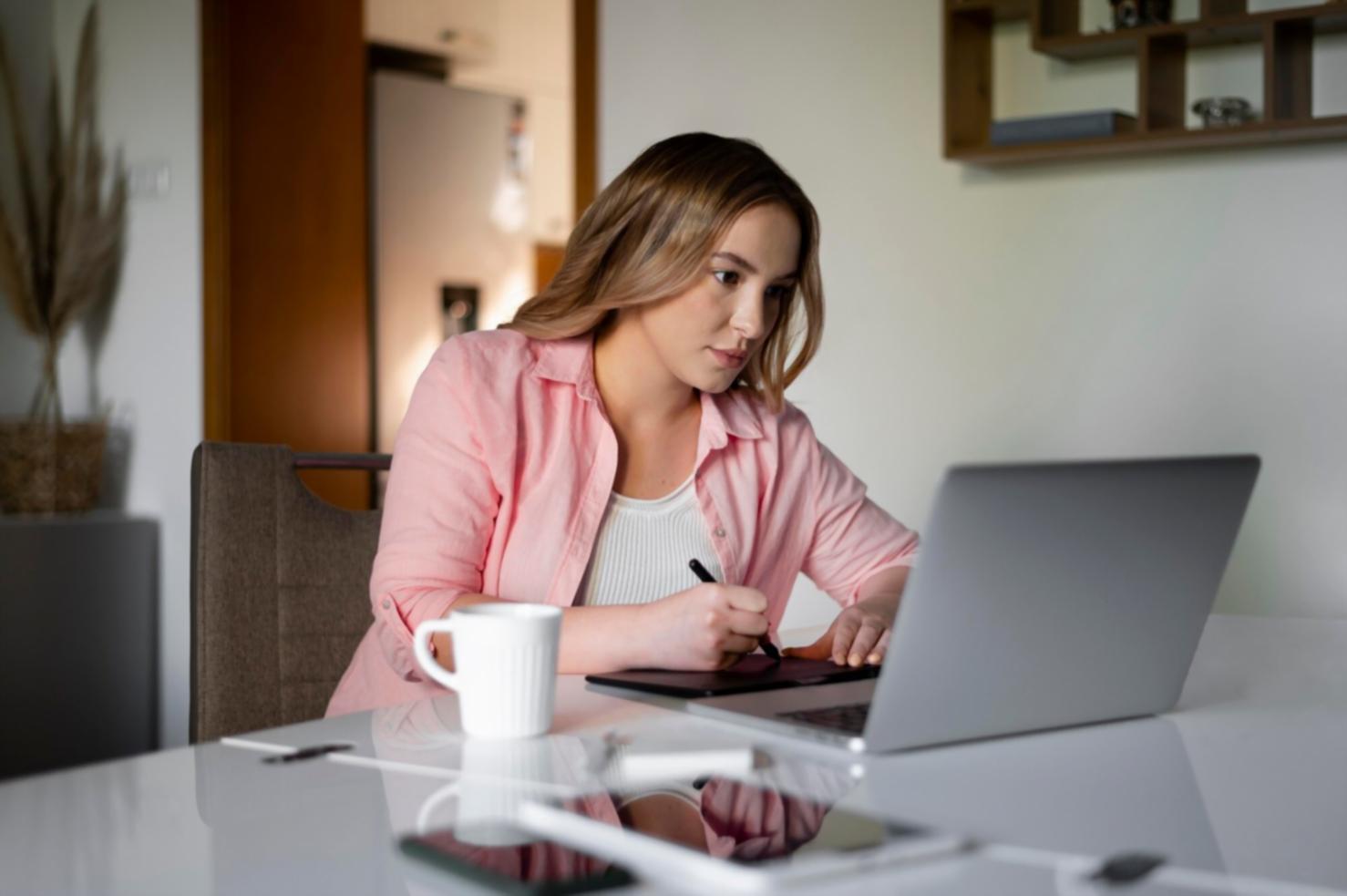 Professionnels analysant des prévisions financières