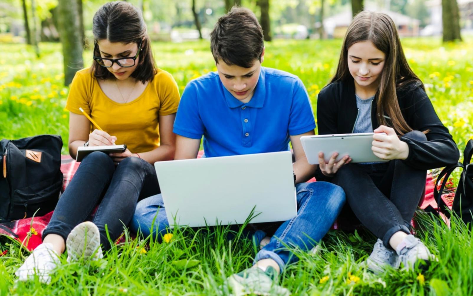 Espace de travail avec documents de prévision financière et outils d'analyse